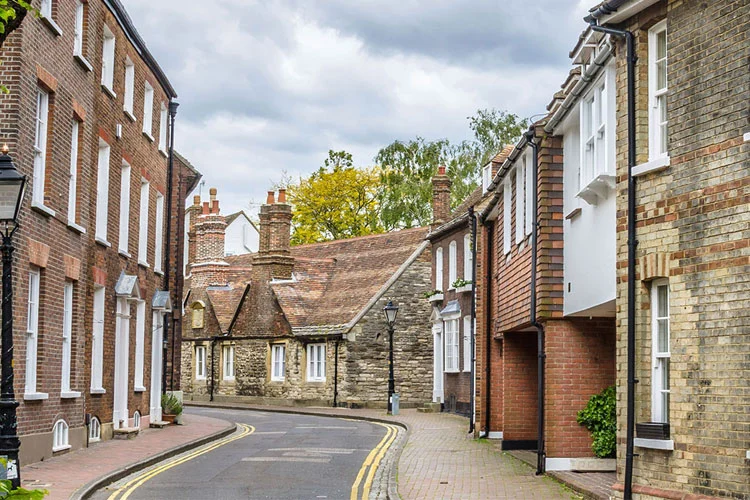 Choosing a qualified Surveyor Poole with expert tips for property